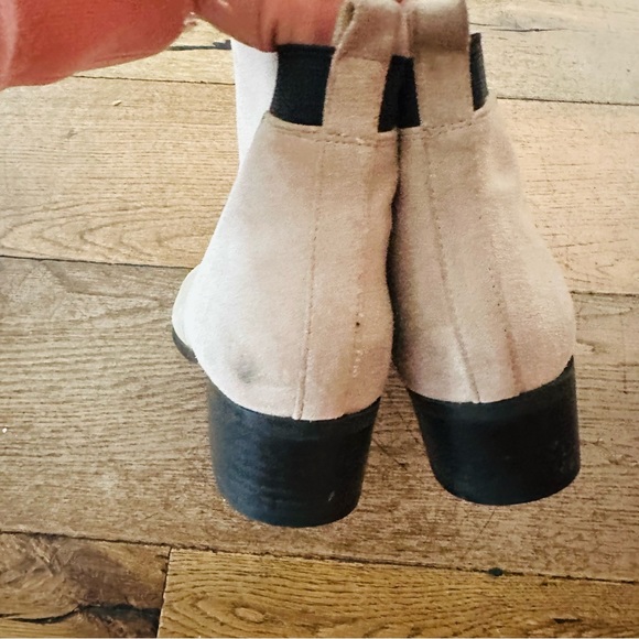 MARC FISHER tan suede leather pointy toe Chelsea bootie womens 9 - Picture 3 of 9